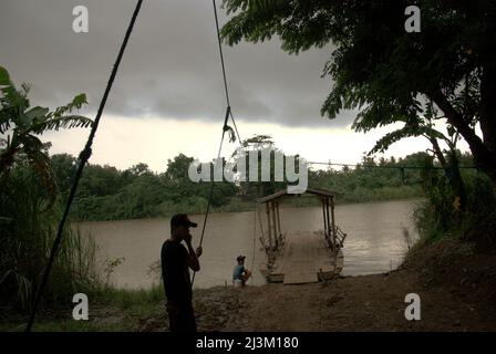 Radeau en bois pour le service de traversée de rivière à Pakis Jaya, Karawang, Java Ouest, Indonésie. Banque D'Images