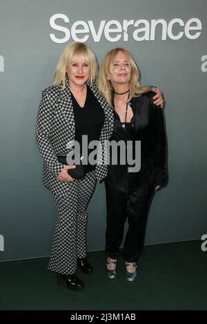 Los Angeles, États-Unis. 08th avril 2022. Patricia Arquette et Rosanna Arquette assistent à la projection finale de la saison de « Severance » d'Apple TV au complexe de théâtre DGA le 08 avril 2022 à Los Angeles, en Californie. Photo: Crash/imageSPACE/Sipa USA crédit: SIPA USA/Alay Live News Banque D'Images