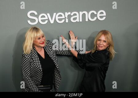 Los Angeles, États-Unis. 08th avril 2022. Patricia Arquette et Rosanna Arquette assistent à la projection finale de la saison de « Severance » d'Apple TV au complexe de théâtre DGA le 08 avril 2022 à Los Angeles, en Californie. Photo: Crash/imageSPACE/Sipa USA crédit: SIPA USA/Alay Live News Banque D'Images