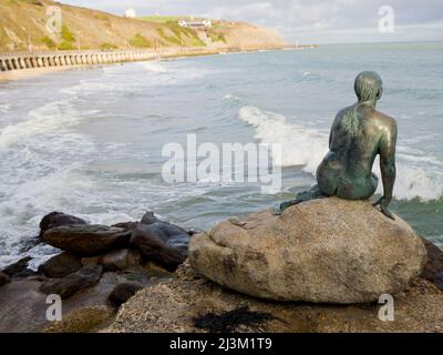 Statue en bronze d'une sirène de Cornelia Parker, vue sur l'horizon, Folkestone Harbour; Folkestone, Kent, Angleterre Banque D'Images