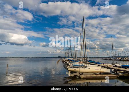 Mardorf, Basse-Saxe, Allemagne - 07 juin 2020 : le Steinhuder Meer avec la Marina et le tas de déblais de la mine de potasse en arrière-plan Banque D'Images