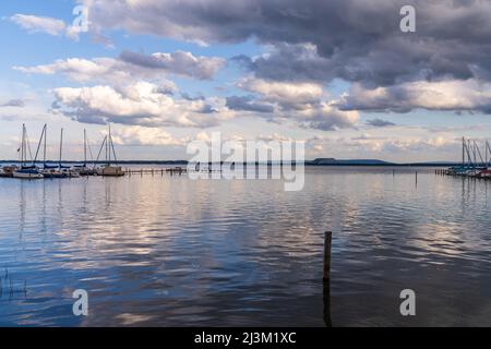 Mardorf, Basse-Saxe, Allemagne - 07 juin 2020 : le Steinhuder Meer avec la Marina et le tas de déblais de la mine de potasse en arrière-plan Banque D'Images