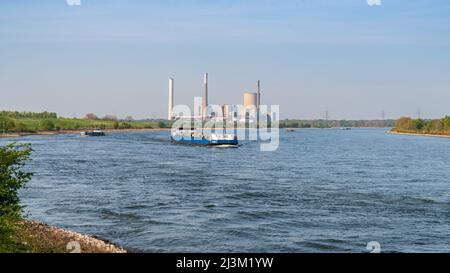 Rheinberg, Rhénanie-du-Nord-Westphalie, Allemagne - 16 avril 2020 : vue sur le Rhin à Orsoy, avec la centrale électrique de Voerde en arrière-plan Banque D'Images