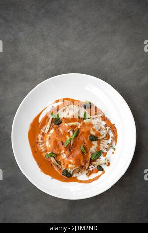 raviolis frais aux légumes et légumes mélangés aux tomates et aux soucoupes de citrouille Banque D'Images