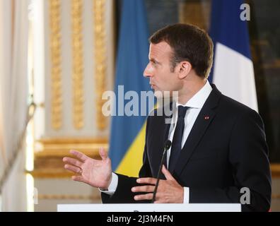 Le président français Emmanuel Macron prononce un discours lors d’une conférence de presse conjointe avec le président ukrainien Petro Porochenko à l’Elysée à Paris Banque D'Images