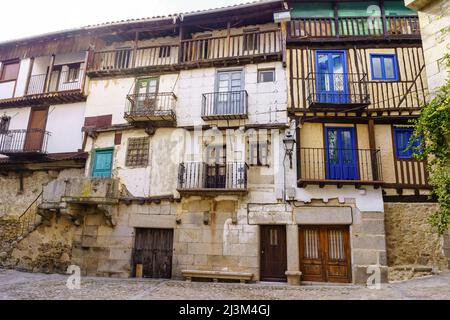Très ancienne façade de village avec fenêtres et balcons traditionnels, Salmanca Espagne. Banque D'Images