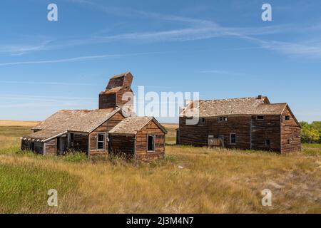 Anciens bâtiments abandonnés et silos à grains dans les régions rurales de la Saskatchewan; Bents, Saskatchewan, Canada Banque D'Images