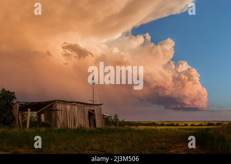 Un orage qui se meurt s'étend au-dessus du plateau du Nouveau-Mexique au coucher du soleil; Nouveau-Mexique, États-Unis d'Amérique Banque D'Images