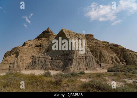 Femme qui fait de la randonnée autour de Castle Butte dans les Big Muddy Badlands du sud de la Saskatchewan; Rockglen, Saskatchewan, Canada Banque D'Images