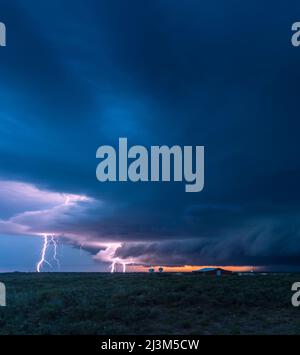 Coup de foudre d'un orage supercellulaire au-dessus des champs pétrolifères du Nouveau-Mexique un soir; Maljamar, Nouveau-Mexique, États-Unis d'Amérique Banque D'Images