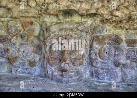 Masque de stuc, Dieu du Soleil représentant le lever du soleil, zone archéologique d'Edzna, État de Campeche, Mexique; Edzna, Campeche State, Mexique Banque D'Images