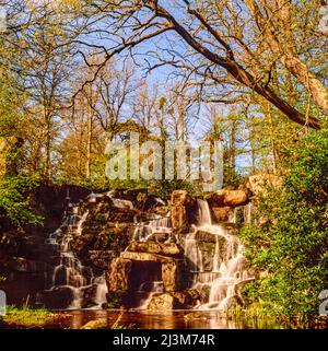 Magnifique chute d'eau de Virginie au beau soleil avec ciel bleu Banque D'Images