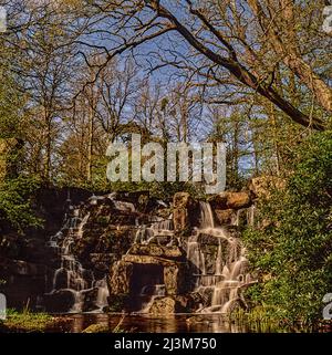 Magnifique chute d'eau de Virginie au beau soleil avec ciel bleu Banque D'Images