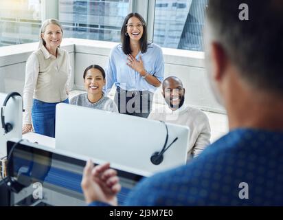 HES propriétaire de la chambre. Photo en grand angle d'un homme d'affaires méconnu qui s'adresse à ses collègues lorsqu'il se trouve au bureau. Banque D'Images