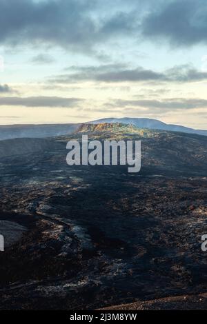 Le volcan Faggadalsfjall se tient silencieux contre le soleil couchant après une éruption récente; Islande Banque D'Images