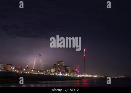 Un éclair spectaculaire frappe derrière la ville de Brighton lors d'une nuit d'été sur la côte sud du Royaume-Uni Banque D'Images