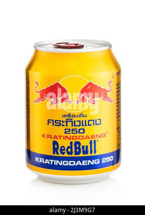 LONDRES, Royaume-Uni - MARS 05,2022: Red Bull Kratingdaeng boisson énergétique soda sur blanc. Banque D'Images