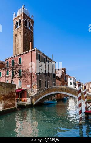 Charme architectural à Venise, Italie, avec un clocher et une passerelle ; Venise, Vénétie, Italie Banque D'Images