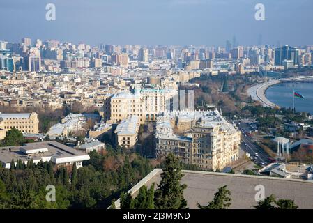 BAKOU, AZERBAÏDJAN - 29 DÉCEMBRE 2017 : paysage panoramique de la ville moderne de Bakou, le jour ensoleillé de décembre Banque D'Images