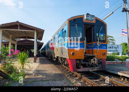 PHETCHABURI THAÏLANDE - 13 DÉCEMBRE 2018 : arrêt de train de voyageurs à la gare de Phetchaburi Banque D'Images