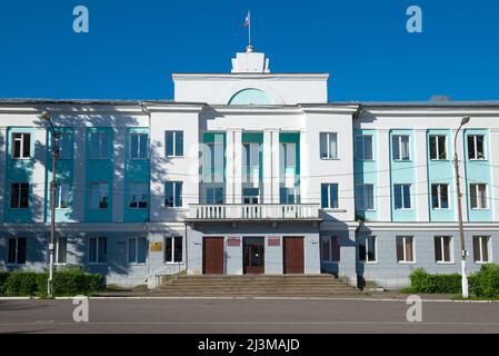 VELIKIE LUKI, RUSSIE - 04 JUILLET 2018 : façade de l'immeuble de l'administration de la ville en gros plan le jour ensoleillé de juillet Banque D'Images