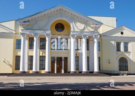 VELIKIE LUKI, RUSSIE - 04 JUILLET 2018 : façade et entrée principale du théâtre Vélikie Luki Drama le jour ensoleillé de juillet Banque D'Images