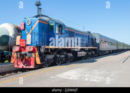 VELIKIE LUKI, RUSSIE - 04 JUILLET 2018 : locomotive russe/soviétique TEM2-7617 avec train de passagers par une journée ensoleillée de juillet. Station Vélikiye Luki Banque D'Images