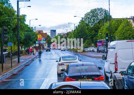 Vue sur Old Kent Road A2 le jour pluvieux d'été. Lewisham est un quartier de Londres dans le sud de Londres; il fait partie de l'Inner London..août 2021 Banque D'Images