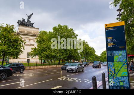 Vue sur Wellington Arch, une arche historique à l'angle de Hyde Park. Arche du mémorial du 19th siècle surmontée d'une sculpture en bronze, Londres, Angleterre Banque D'Images