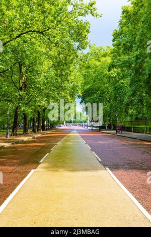 Constitution Hill est une route dans la ville de Westminster à Londres.bordée par Buckingham Palace Gardens Banque D'Images