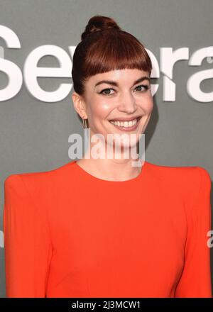 Los Angeles, États-Unis. 08th avril 2022. Britt Lower marchant sur le tapis rouge lors de l'événement de projection finale de la série originale d'Apple au DGA Theatre de Los Angeles, CA, le 8 avril 2022. (Photo de Scott Kirkland/Sipa USA) crédit: SIPA USA/Alay Live News Banque D'Images