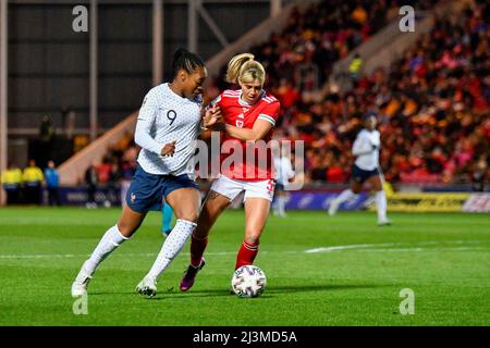 Llanelli, pays de Galles. 8 avril 2022. Marie-Antoinette Katoto de France les femmes se disputent avec Gemma Evans de Wales Women lors du match I du groupe de qualification de la coupe du monde des femmes de la FIFA entre Wales Women et France Women au Parc y Scarlets à Llanelli, pays de Galles, Royaume-Uni, le 8 avril 2022. Crédit : Duncan Thomas/Majestic Media. Banque D'Images