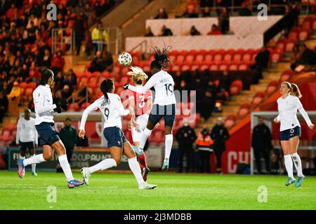 Llanelli, pays de Galles. 8 avril 2022. GriEdge Mbock Bathy of France les femmes surpassent Gemma Evans of Wales Women pour diriger le ballon lors du match de qualification de la coupe du monde des femmes de la FIFA I entre les femmes du pays de Galles et les femmes de France au Parc y Scarlets à Llanelli, pays de Galles, Royaume-Uni, le 8 avril 2022. Crédit : Duncan Thomas/Majestic Media. Banque D'Images