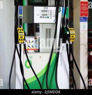 Londres, Royaume-Uni. 8th avril 2022. Des pompes fermées sont vues dans une station-service à Londres, Royaume-Uni, le 8 avril 2022. Les prix du pétrole ont augmenté vendredi, mais ont subi une baisse pour la semaine. Le West Texas Intermediate (WTI) pour la livraison de mai a ajouté 2,23 dollars US, ou 2,3 pour cent, pour s'établir à 98,26 dollars US le baril sur le New York Mercantile Exchange. Le brut Brent pour la livraison de juin a augmenté de 2,2 dollars, ou 2,2 pour cent, pour se fermer à 102,78 dollars le baril à la Bourse de Londres ICE futures Exchange. Crédit : Li Ying/Xinhua/Alay Live News Banque D'Images