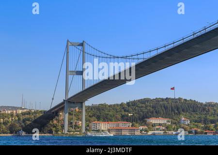 ISTANBUL, TURQUIE - 12 SEPTEMBRE 2017 : c'est le côté asiatique du pont Bosporus. Banque D'Images