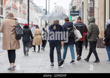 Le temps semble relativement sec ce matin à Londres, avec des trajets occasionnels tandis que les navetteurs passent par Tottenham court Road et Oxford Circ Banque D'Images