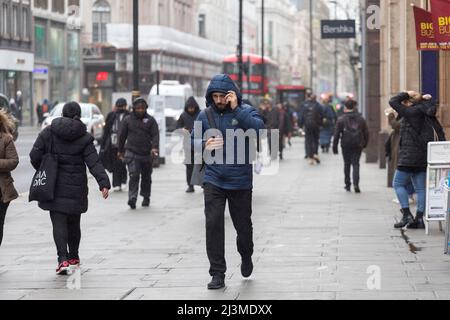 Le temps semble relativement sec ce matin à Londres, avec des trajets occasionnels tandis que les navetteurs passent par Tottenham court Road et Oxford Circ Banque D'Images