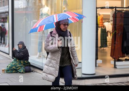 Le temps semble relativement sec ce matin à Londres, avec des trajets occasionnels tandis que les navetteurs passent par Tottenham court Road et Oxford Circ Banque D'Images