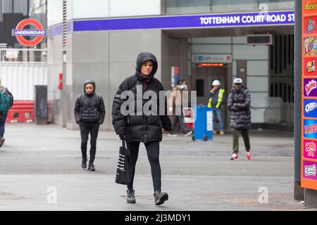 Le temps semble relativement sec ce matin à Londres, avec des trajets occasionnels tandis que les navetteurs passent par Tottenham court Road et Oxford Circ Banque D'Images