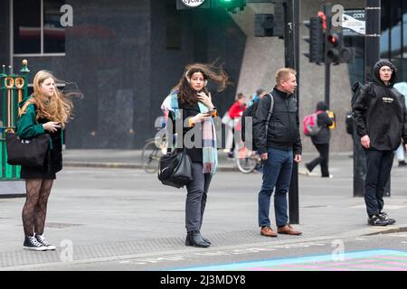 Le temps semble relativement sec ce matin à Londres, avec des trajets occasionnels tandis que les navetteurs passent par Tottenham court Road et Oxford Circ Banque D'Images