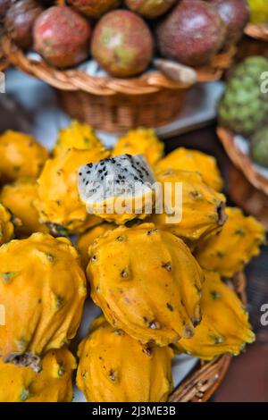 pitaya jaune fraîchement récolté, pitahaya ou fruit dragon, fruits cactus aux mangues fraîches sur le marché de Funchal, îles de Madère, Portugal Banque D'Images