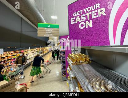 Wellington, Nouvelle-Zélande. 8th avril 2022. Les gens font leurs courses dans un supermarché à Wellington, en Nouvelle-Zélande, le 8 avril 2022. POUR ALLER AVEC "Feature: Les nouveaux Zealanders serrer les cordons de bourse dans un contexte d'inflation croissante" crédit: Guo Lei/Xinhua/Alay Live News Banque D'Images