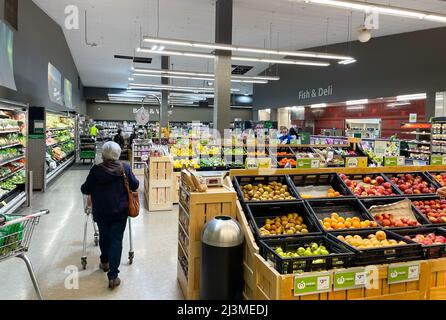 Wellington, Nouvelle-Zélande. 8th avril 2022. Les gens font leurs courses dans un supermarché à Wellington, en Nouvelle-Zélande, le 8 avril 2022. POUR ALLER AVEC "Feature: Les nouveaux Zealanders serrer les cordons de bourse dans un contexte d'inflation croissante" crédit: Guo Lei/Xinhua/Alay Live News Banque D'Images