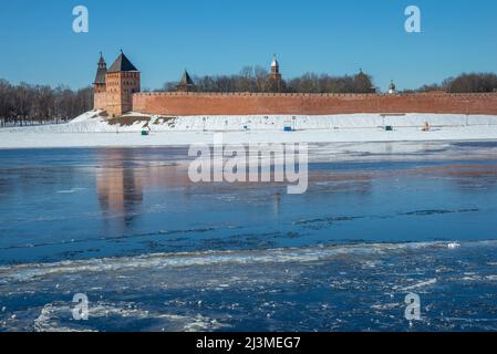 Dérive de glace sur le fleuve Volkhov près des murs du Kremlin, début printemps. Veliky Novgorod, Russie Banque D'Images