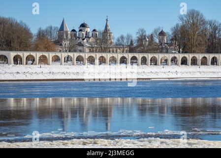 Dérive de glace sur la rivière Volkhov à l'ancien Gostiny Dvor, au début du printemps. Veliky Novgorod, Russie Banque D'Images