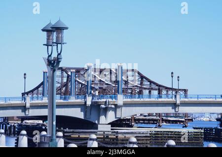 Boston Harbor, dans le Massachusetts, a été le site de la manifestation Boston Tea Party de 1773, protestant contre la fiscalité britannique et les politiques commerciales injustes. Banque D'Images