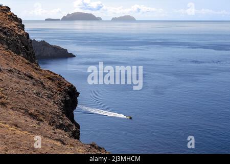 MADÈRE, PORTUGAL - 28 AOÛT 2021 : vue sur les îles Desertas inhabitées depuis la côte du Cap San Lorenzo. Banque D'Images