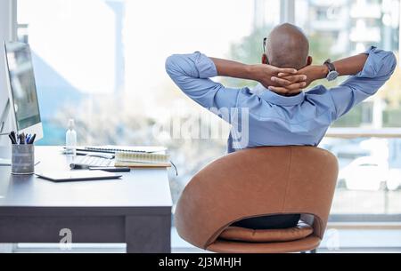 Être le patron a ses avantages. Photo d'un homme d'affaires à l'air détendu assis dans son bureau. Banque D'Images