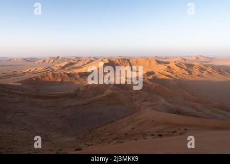 Lever de soleil sur les immenses dunes de sable orange dans le désert de RUB al Khalii (le quartier vide), Oman. Banque D'Images