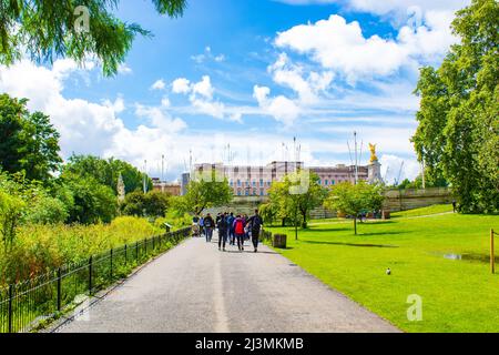 St James's Park est un parc de 23 hectares dans la ville de Westminster, dans le centre de Londres. Le parc est délimité par Buckingham Palace à l'ouest.Angleterre Banque D'Images